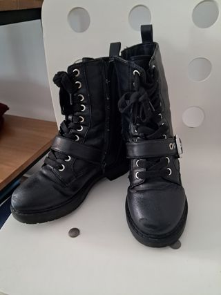 Botín estilo militar negro Guess talla 37