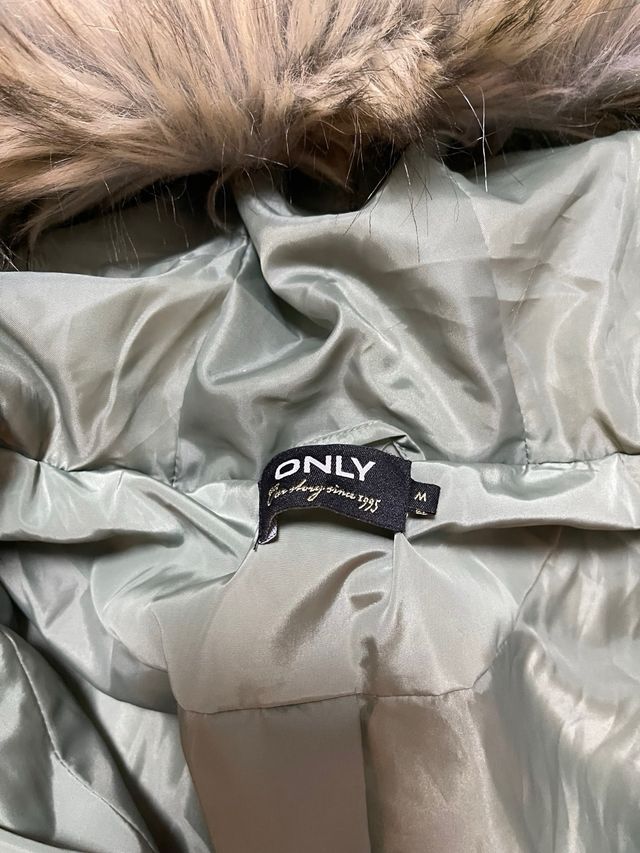 Plumifero mujer capucha