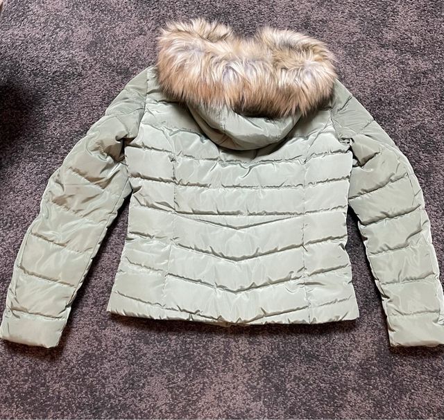 Plumifero mujer capucha