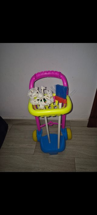 Tabla de planchar y carrito de limpieza