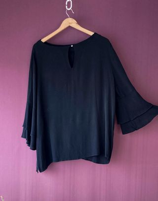 BLUSA NEGRA CON VOLANTE EN MANGAS