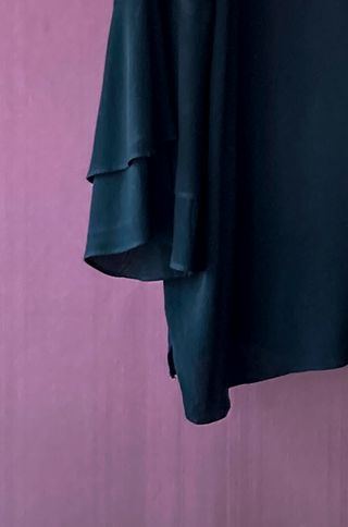 BLUSA NEGRA CON VOLANTE EN MANGAS