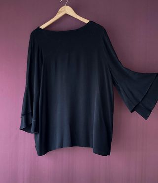 BLUSA NEGRA CON VOLANTE EN MANGAS