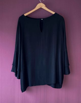 BLUSA NEGRA CON VOLANTE EN MANGAS