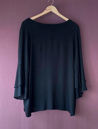 BLUSA NEGRA CON VOLANTE EN MANGAS