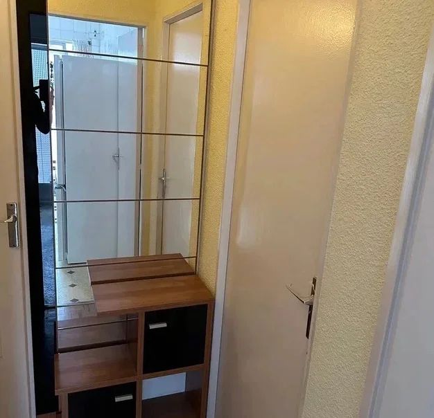 Mobili da ingresso con grande specchio