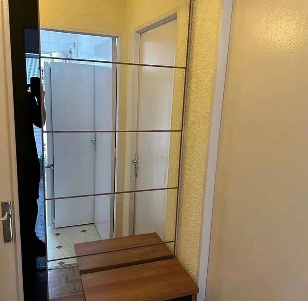 Mobili da ingresso con grande specchio