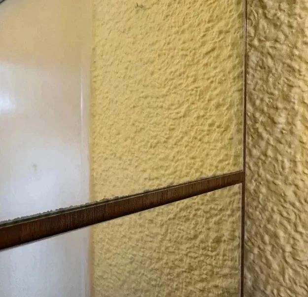 Mobili da ingresso con grande specchio