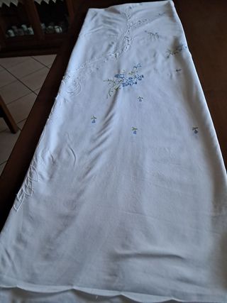 Tovaglia bianca con 12 tovaglioli