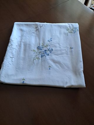 Tovaglia bianca con 12 tovaglioli