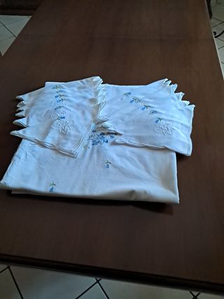 Tovaglia bianca con 12 tovaglioli