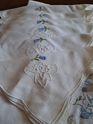 Tovaglia bianca con 12 tovaglioli