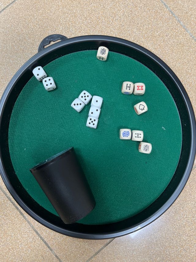 Bandeja y cubitos para juego 