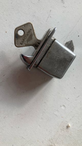 Cerradura cofre vespa con llave