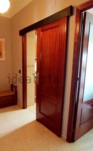 Puerta maciza corredera, con guia y tapeta
