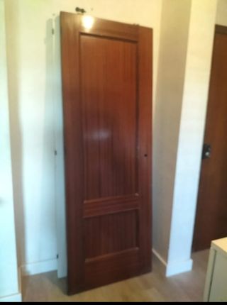 Puerta maciza corredera, con guia y tapeta