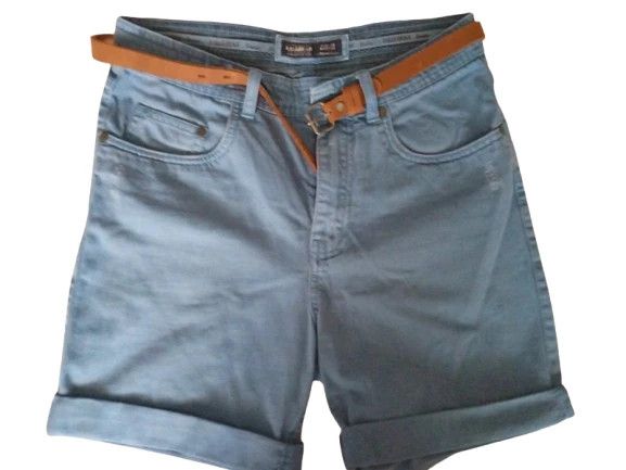 Pantalón corto con cinturón de pull & bear