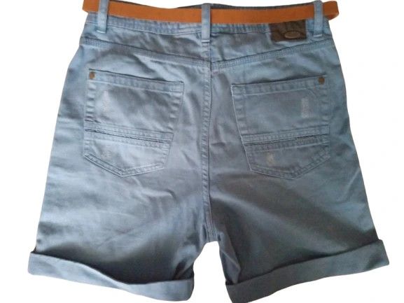 Pantalón corto con cinturón de pull & bear