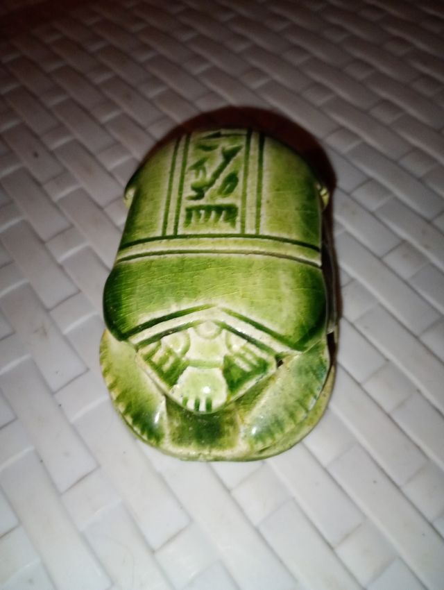 Scarabeo in ceramica