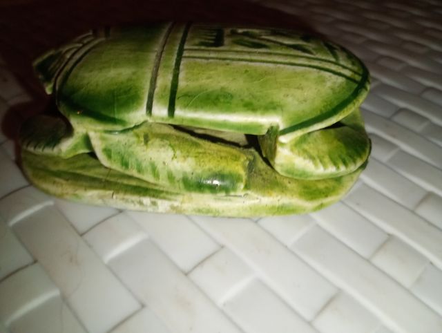 Scarabeo in ceramica