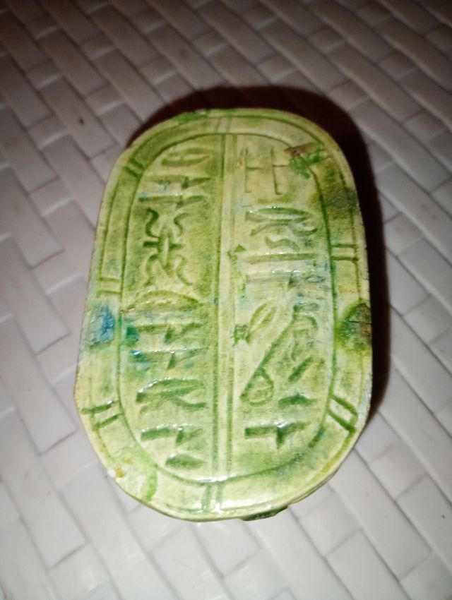 Scarabeo in ceramica