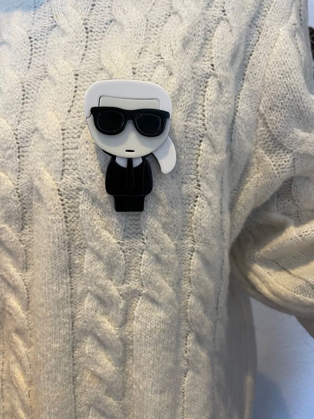 karl larguerfeld broche