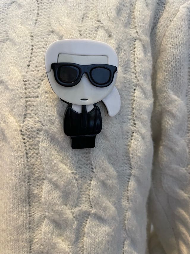 karl larguerfeld broche