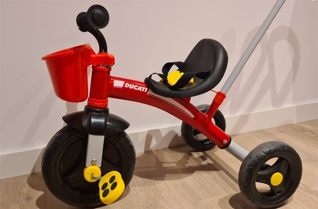 Triciclo con pedales marca Ducati