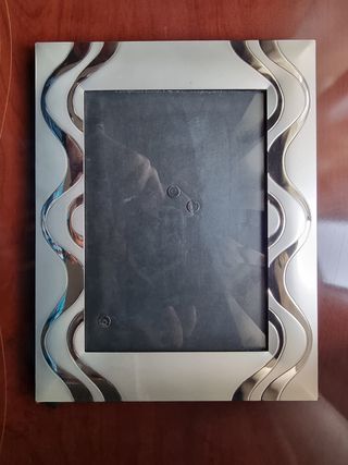 Marco porta fotos plateado, tal y como se ve