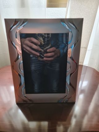 Marco porta fotos plateado, tal y como se ve