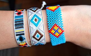 Pulseras de tela y abalorios