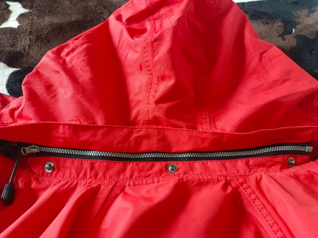 Cortavientos rojo mujer