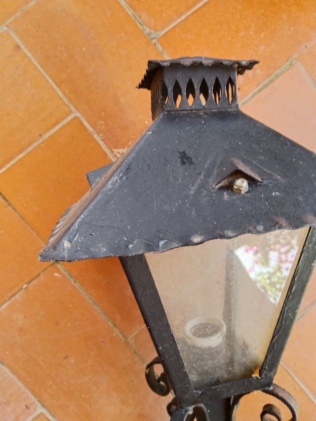 Lámpara tipo farol exterior de forja