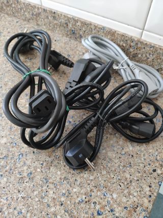 36 cables varios,pc, ps1,iphone,transformadores