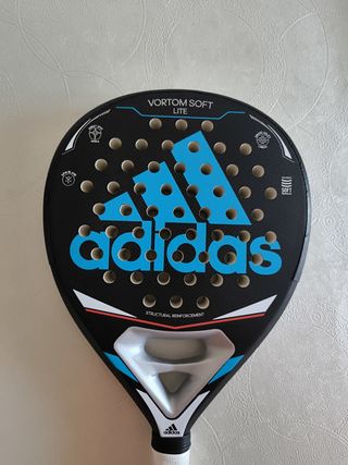Pala de pádel adidas con funda bullpadel