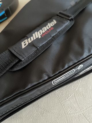 Pala de pádel adidas con funda bullpadel