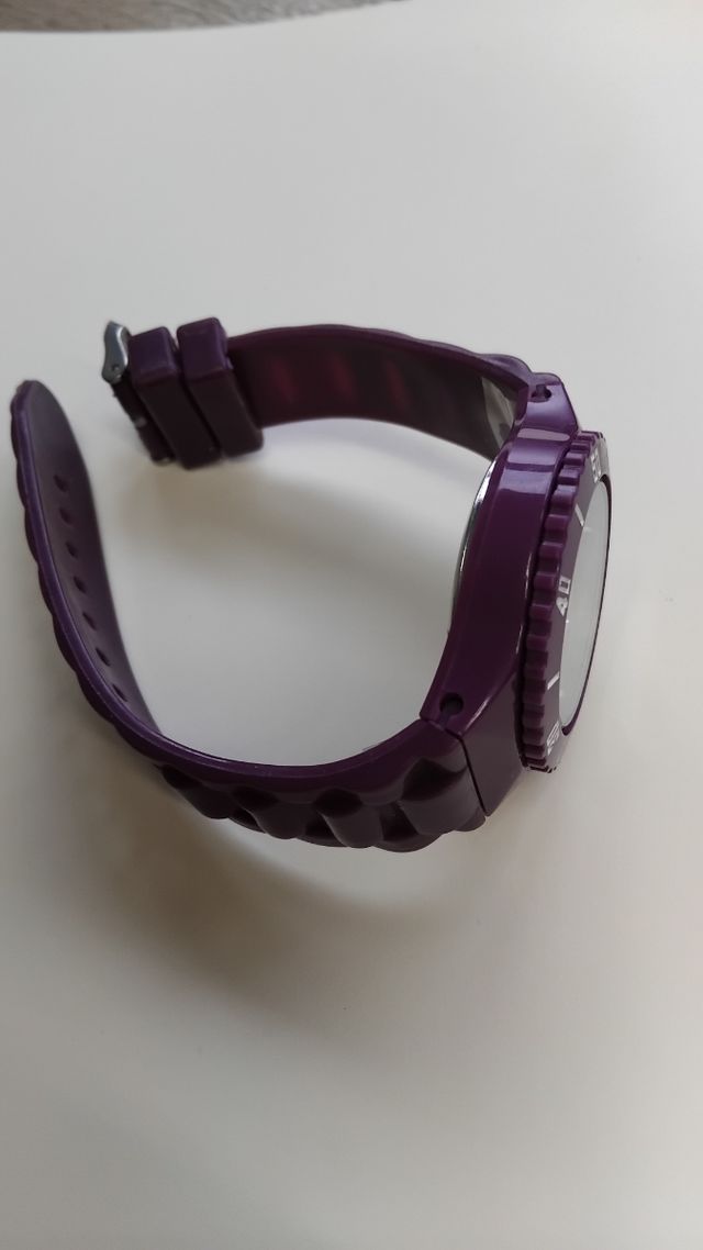 Reloj morado
