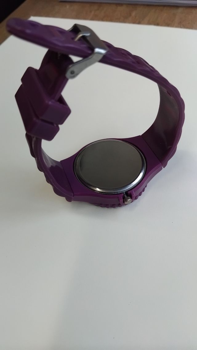 Reloj morado
