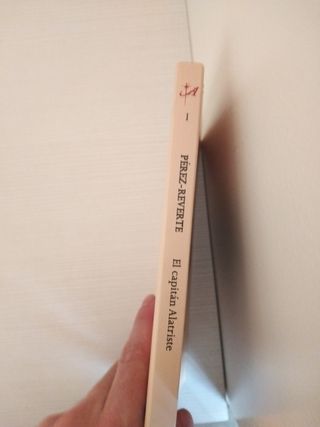 El capitán Alatriste / Captain Alatriste (Las aventuras del Capitán Alatriste) (Spanish Edition)