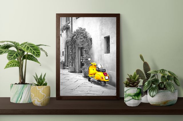 Poster fotografico stile vintage con vespa gialla