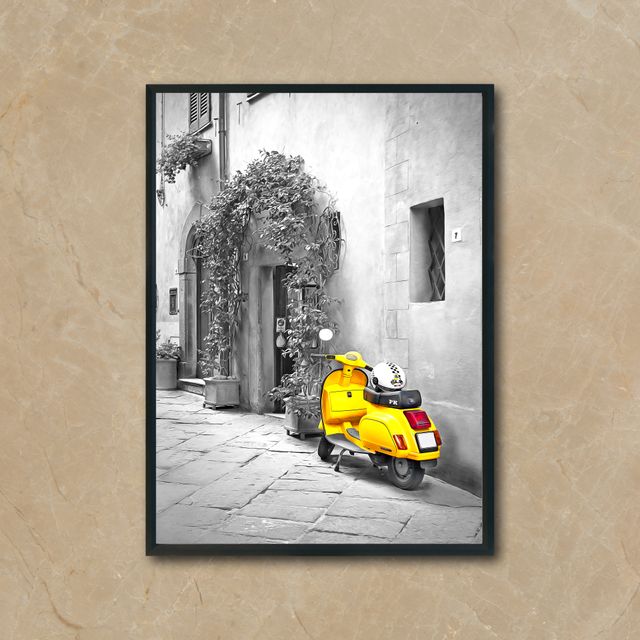 Poster fotografico stile vintage con vespa gialla