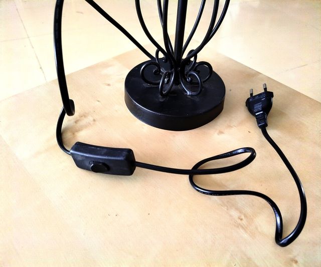 LAMPADA DA TAVOLO IN METALLO