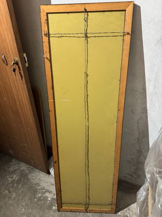 Espejo largo con marco de madera..