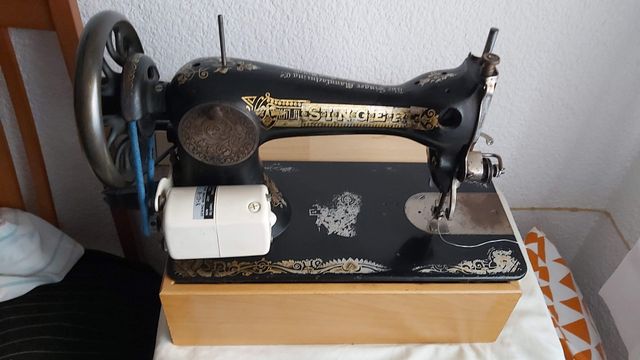 Máquina de coser Singer antigua eléctrica