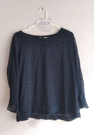 Blusa azul con topitos negros