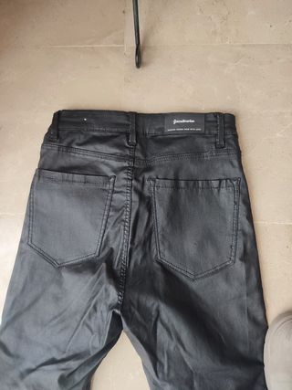 Pantalones efecto cuero efecto piel