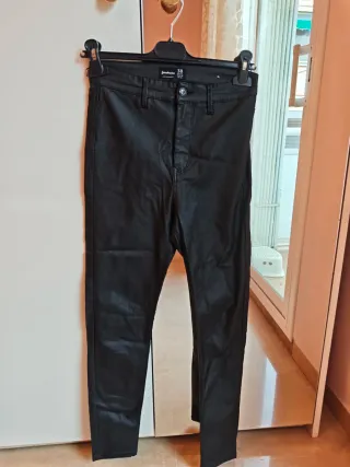 Pantalones efecto cuero efecto piel