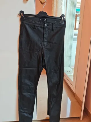 Pantalones efecto cuero efecto piel