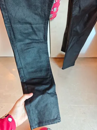 Pantalones efecto cuero efecto piel