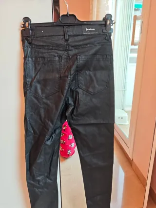 Pantalones efecto cuero efecto piel